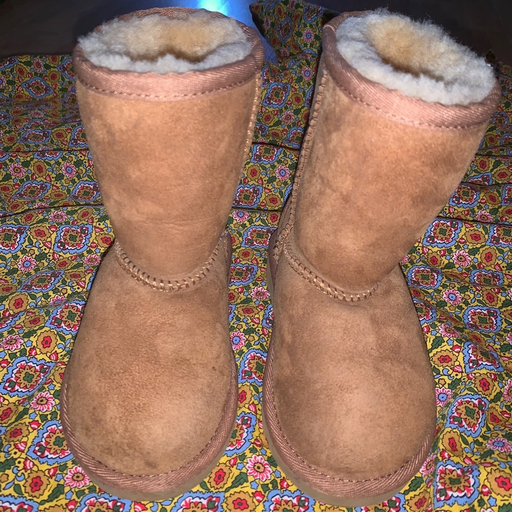 UGG size 7 children’s (toddler) EUC